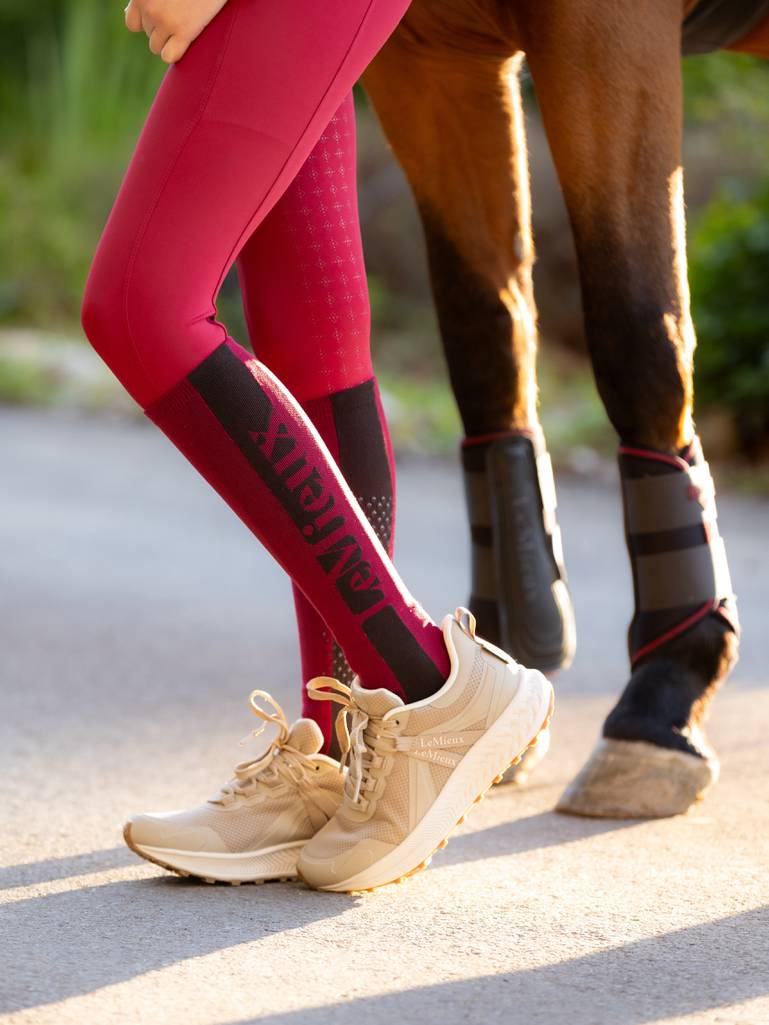 it05417_lifestyle_siliconegripsock_ember_1