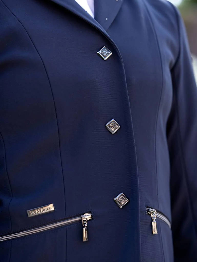 it03538_lifestyle_juniorproshowjacket_navy_20