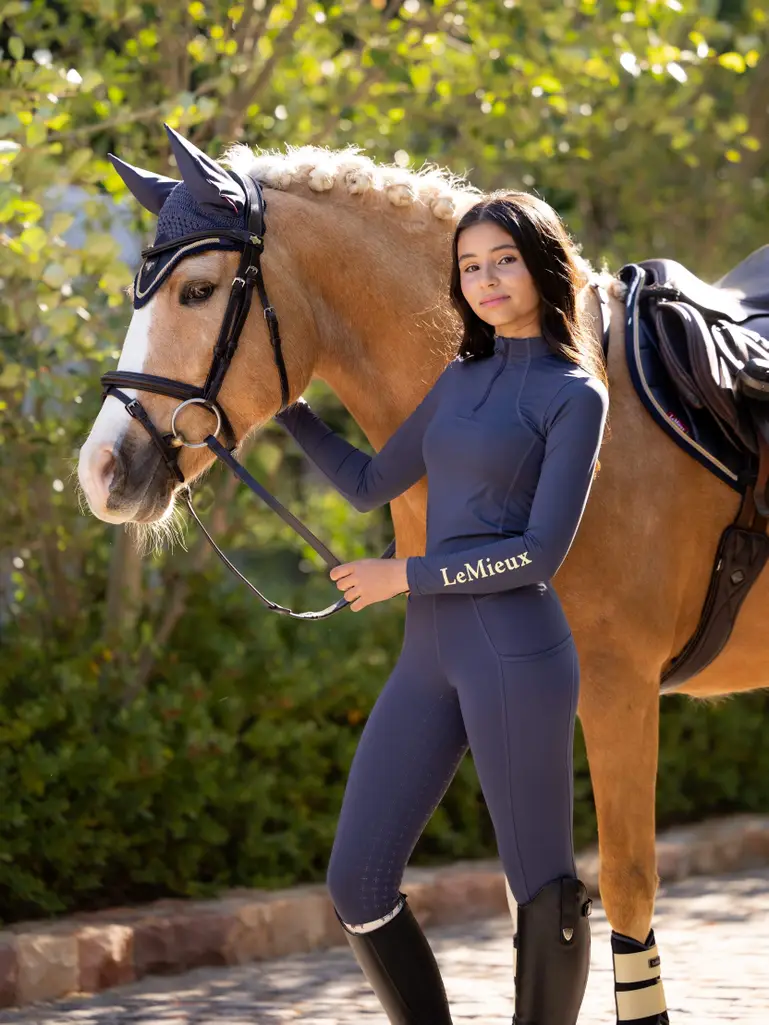 it06059_lifestyle_youngriderbaselayer_dusk_0003a