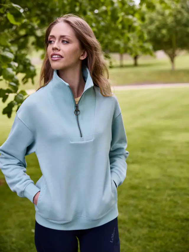 it06091_lifestyle_keiraquarternecksweat_aqua_6
