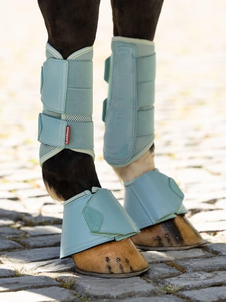 it06190_lifestyle_brushingboots_aqua_3_1