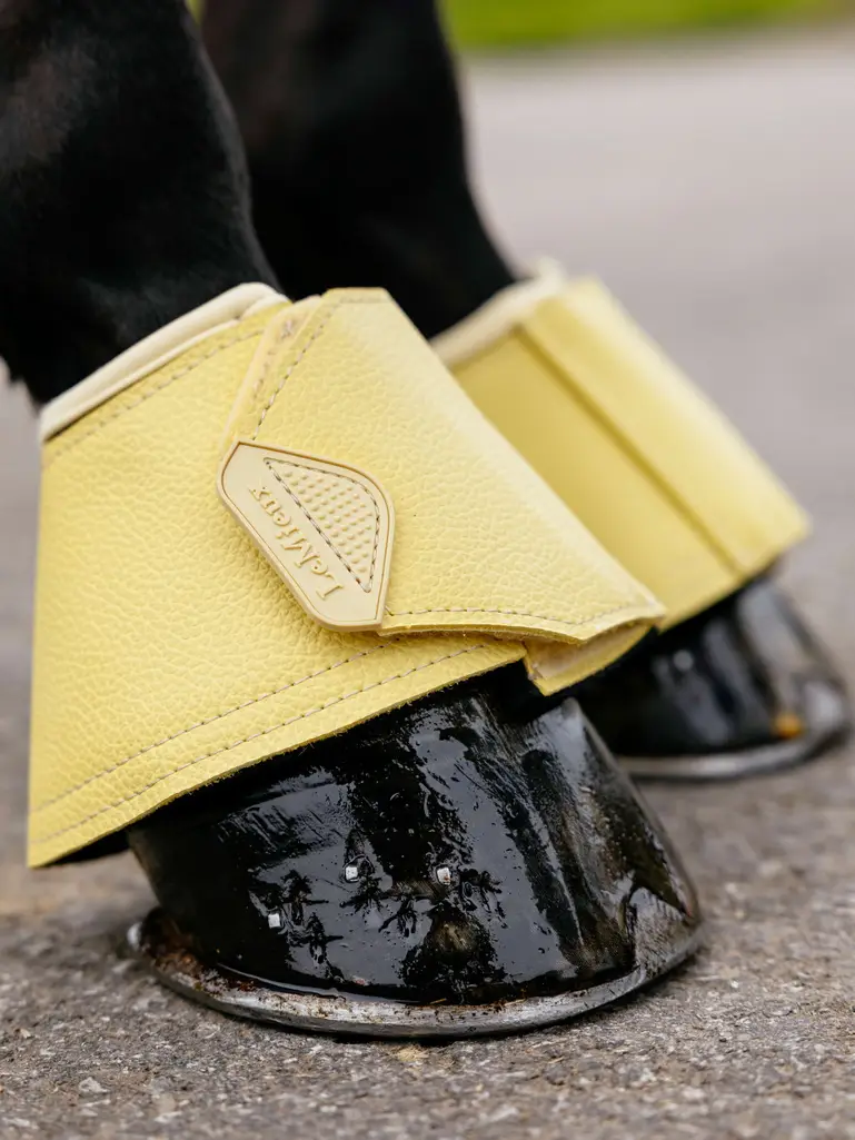 it06209_lifestyle_arikaoverreachboots_mimosa_1