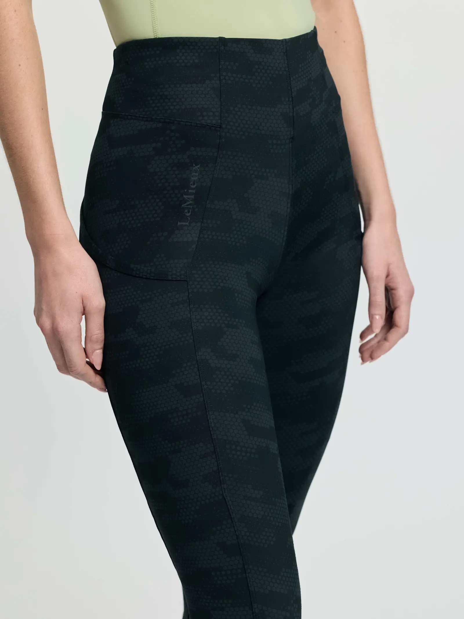 it08198_studio_naomipullon_camobblack_005