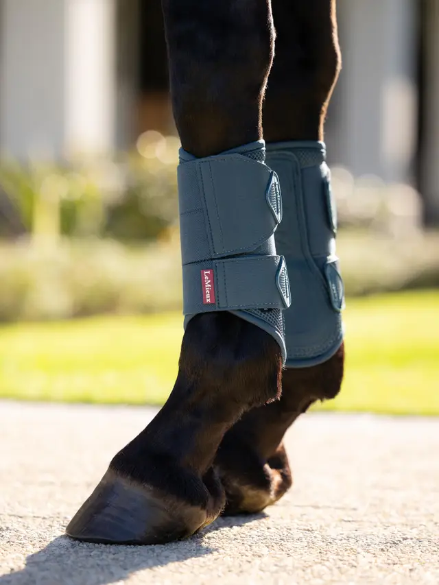 it08312_lifestyle_arikameshbrushingboots_jungle_3